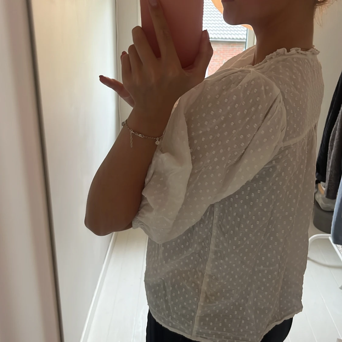 Vit prickig blus med puffärm - 2