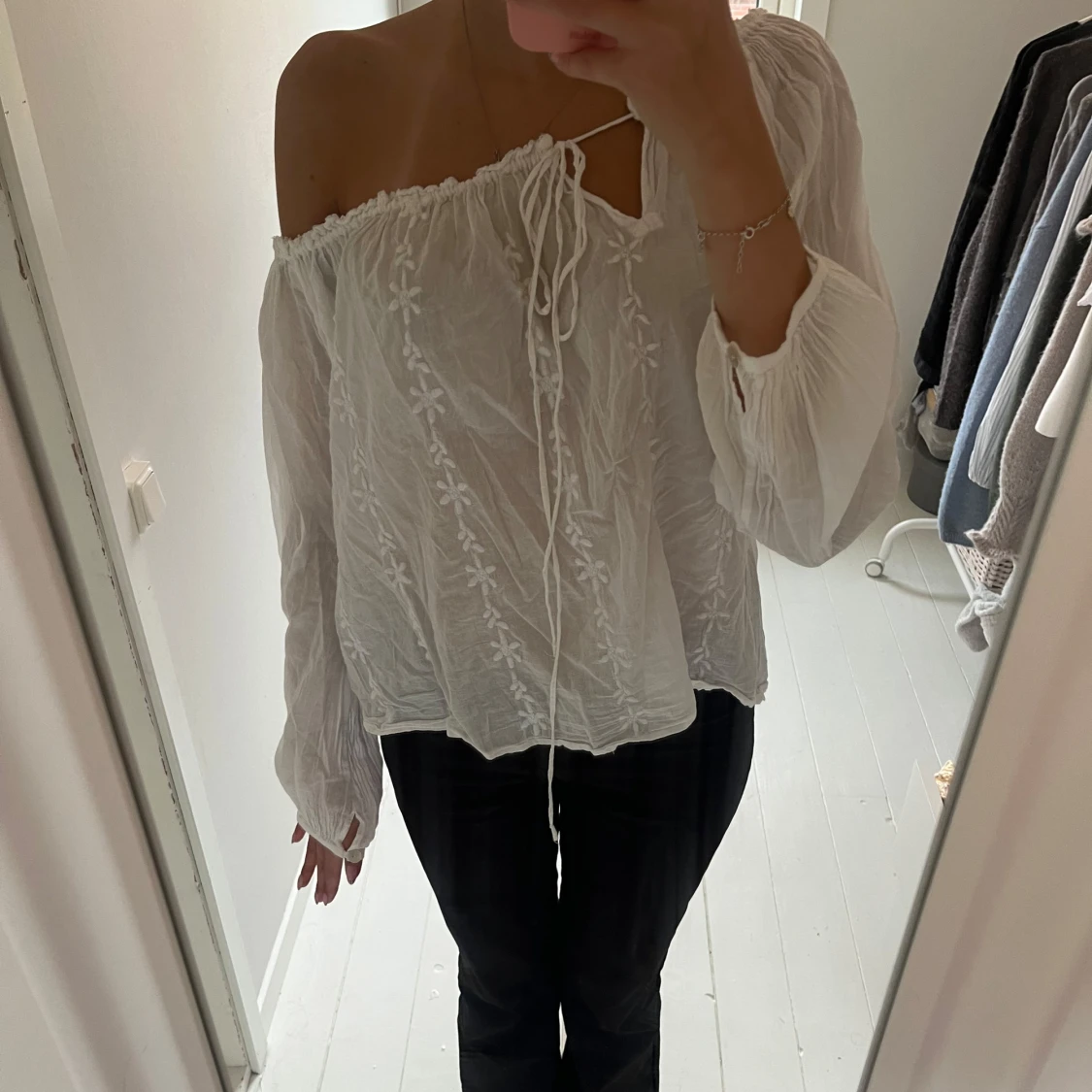 Offshoulder blus med blommor - 1
