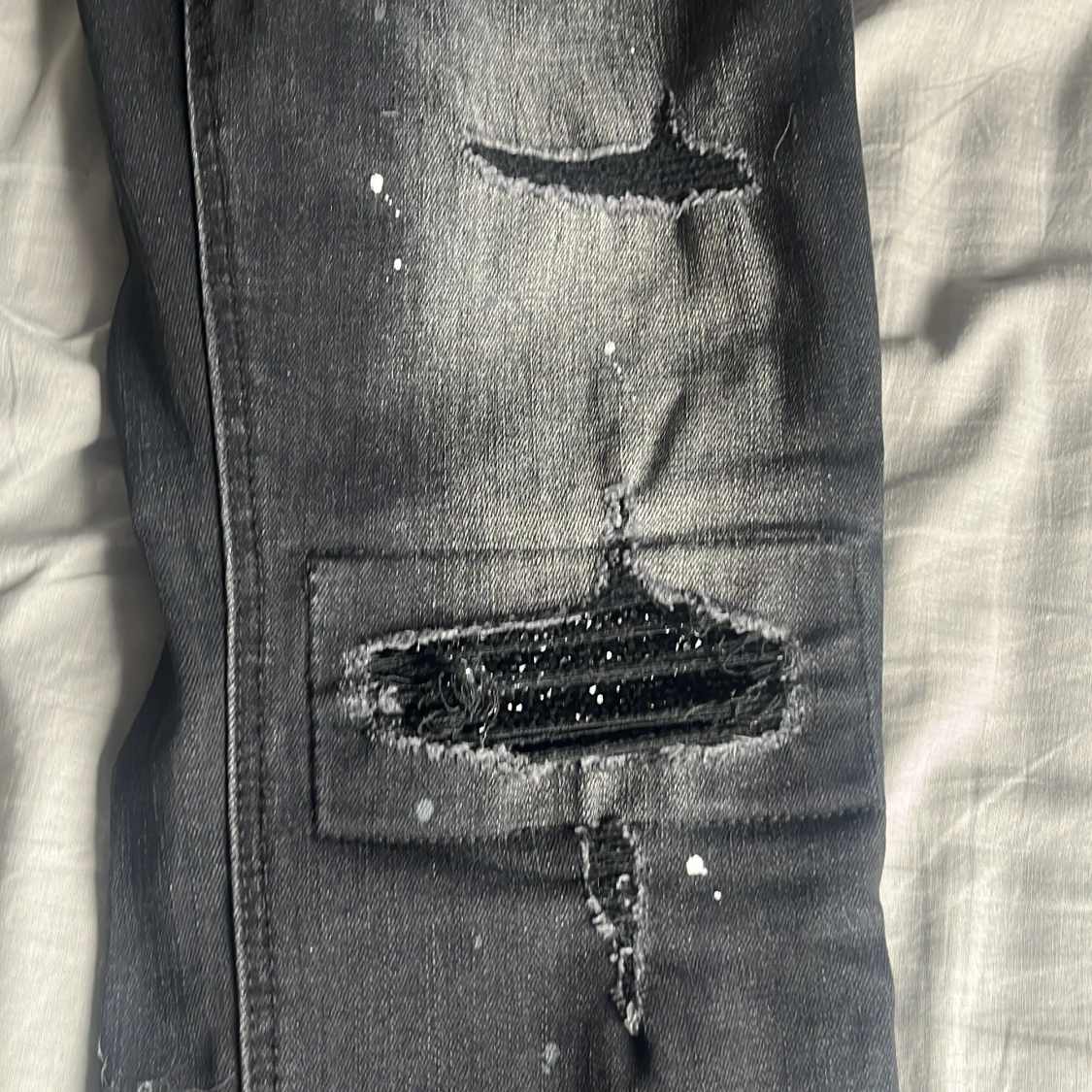 Svarta distressed jeans Supply & Demand - 4