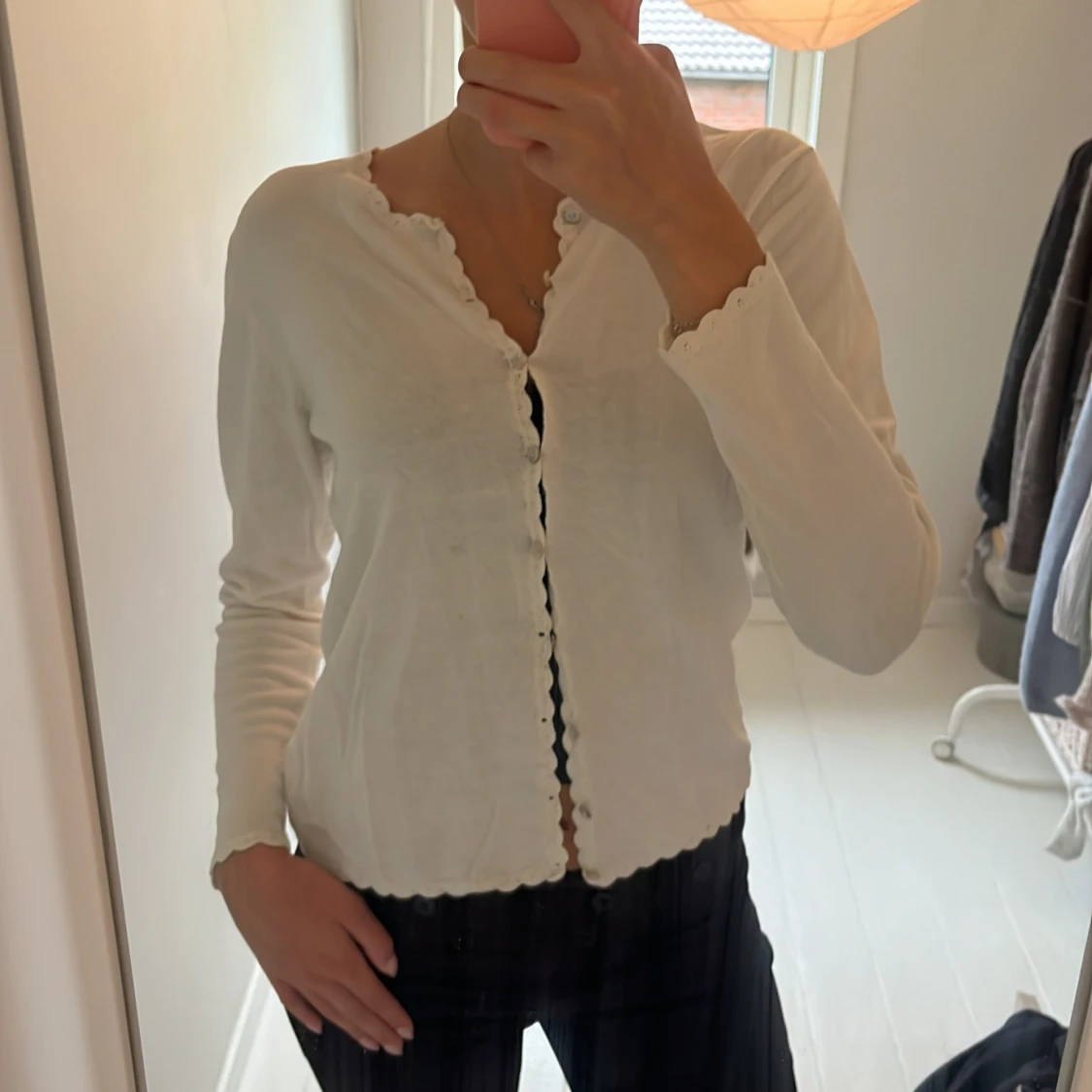 Vit kofta med spetskant och knappar - 1