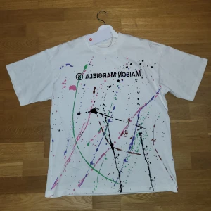 Maison Margiela vit t-shirt med färgstänk - [Helt ny Vit t-shirt från Maison Margiela MM6 med coola färgstänk] [storlek S men är stor i storleken] Det är en replika