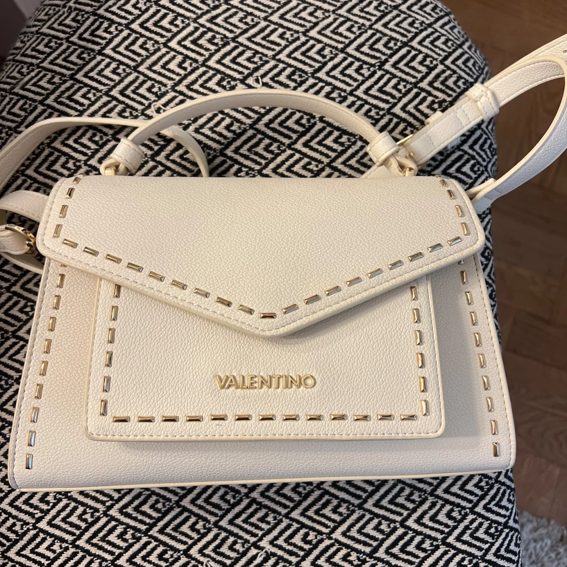 Vit axelväska från Valentino i skinn