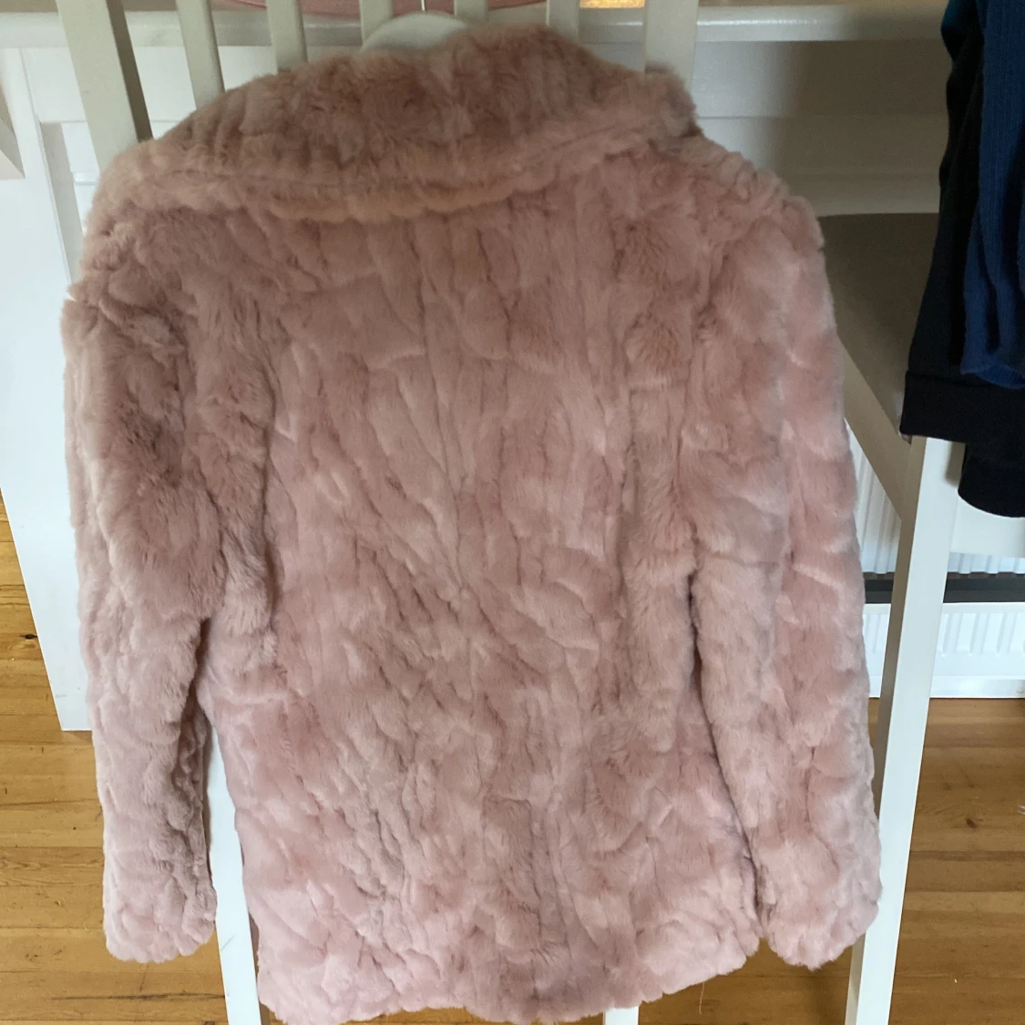 Rosa pälsjacka från Glamorous - 3
