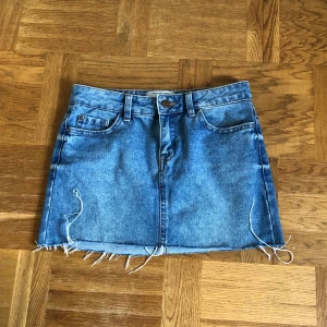 Jeans Kjol - Såå snygg jeans kjol🤩 Köpte denna på second hand för ett tag sedan, tyvärr så har den blivit för liten för mig. Kjolen är väldigt sparsamt använd och har inga defekter, den sitter väldigt skönt och fint💕 Den passar super bra till ett par höga boots + en festlig topp🤩 Hör av er om ni har några frågor!