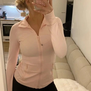 Lululemon helt ny med prislapp - Helt slutsåld i butik storlek 2 passar xs/s helt ny me prislapp kvar först till kvarn sänker inte priset 