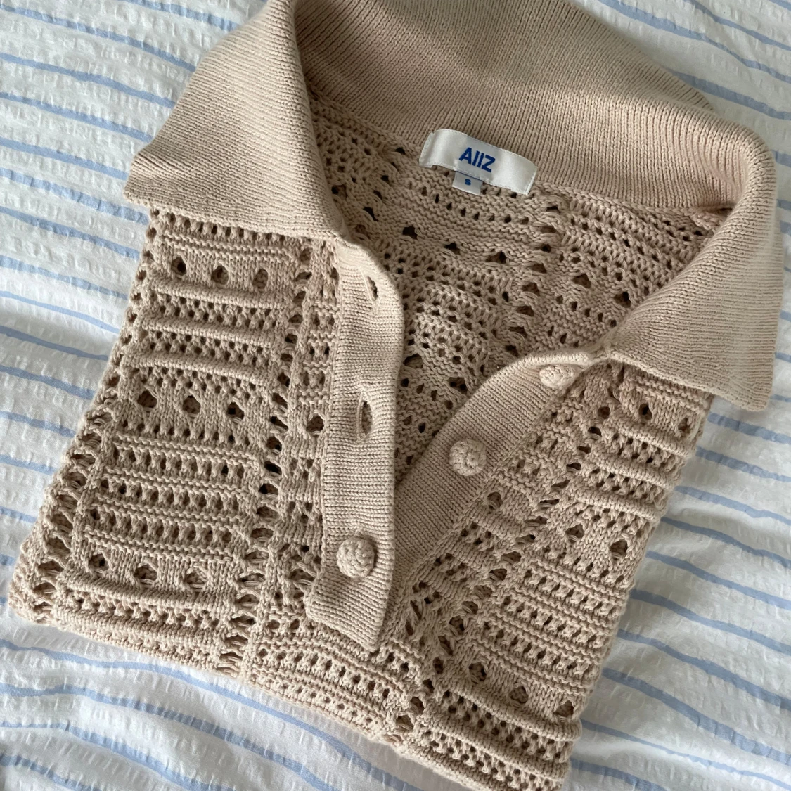 Beige stickad pikétröja från AIIZ - 1