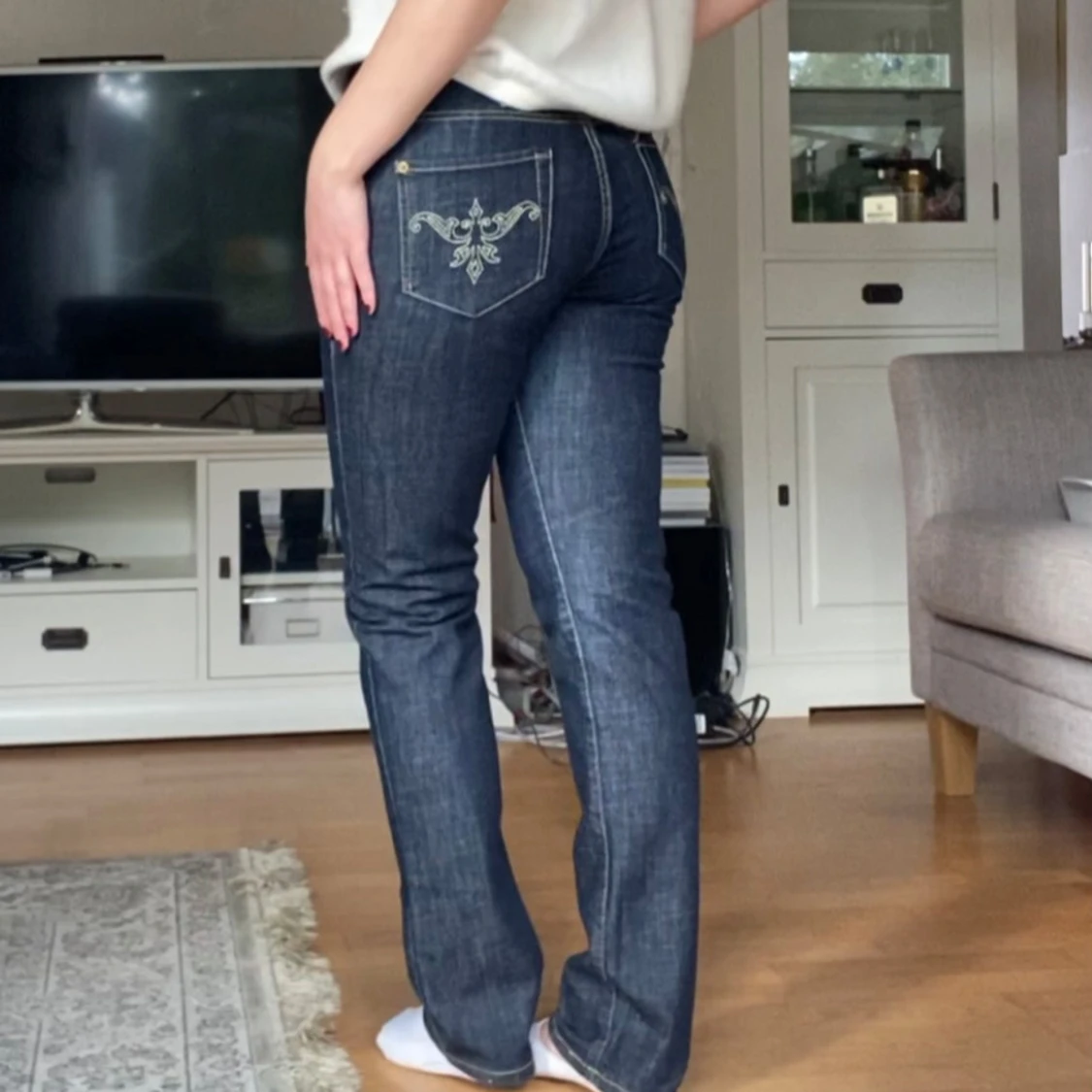 Mörkblå jeans med broderade bakfickor - 1