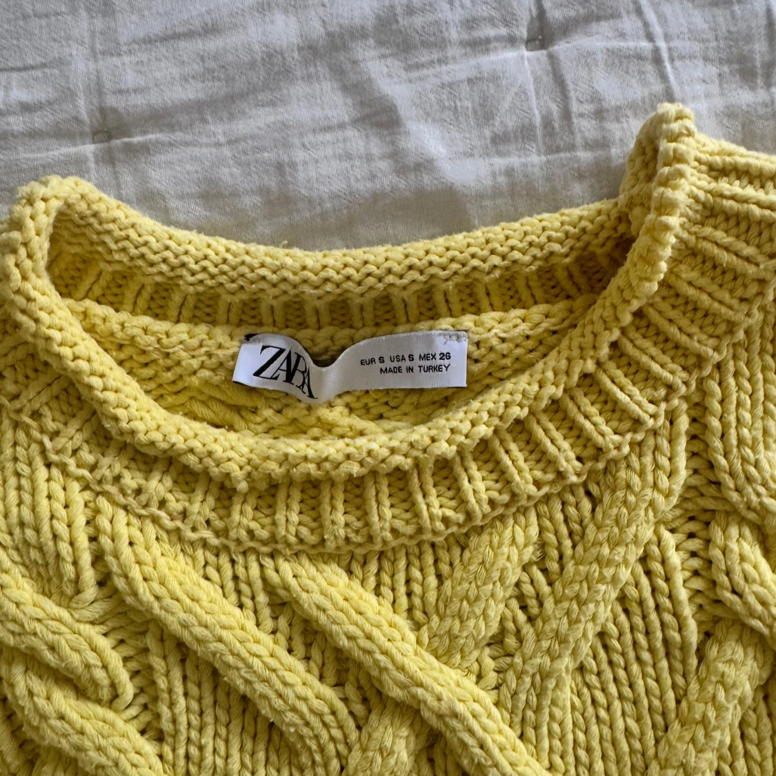 Gul stickad tröja från Zara - 1