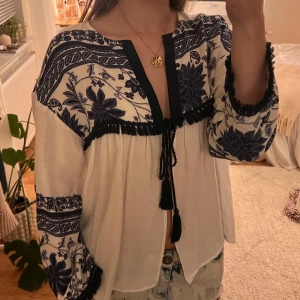 Zara blus - Såå fin blus från Zara i mycket bra skick, endast använd typ en eller två gånger💞