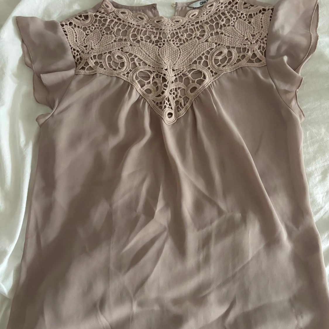 Ljusrosa blus med spets från ONLY - 1