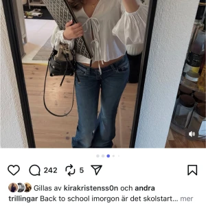 Vit blus Gina - Vit blus använd 1 gång. Den har inga deffekter fläckar osv. Köpte för 250 o har även lagt ut den på Vinted! Obs första bilden är inte min men samma blus