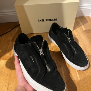 Arigato zip - Säljer ett par arigatos för endast 699kr då de inte används längre, storlek 44 och i bra skick (8/10). Kan vara lite smutsigare men fixar till de om någon är intresserad 👍
