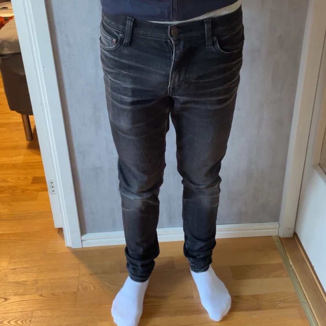 Svarta jeans me tvär fet fade