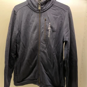 Sail Racing Kofta - Mörkblå hoodie från Sail Racing i använd skick därav priset, koftan blir inte lika ”skrynklig” när man har den på sig. Storleken är S men passar M också. 