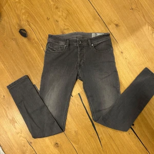 Diesel jeans - Tjoo, säljer ett par feta diesel jeans till dunderpris💯💯‼️ Skick 9/10✅✅ DMa📩 vid minsta fundering eller prisförslag🤗🤗KOLLA även min profil för mer✌️✌️