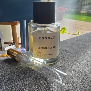 ESSNCE Lemon Eclair parfym. Splitt 10ml. - Säljer en 10 ml splitt av essnce lemon eclair. Kommer i glasdekanten med sprayfunktion som syns på bilden. 