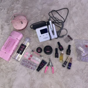 ✨Nagel saker ✨ - Säljer mina nagelsaker från bla Luu nails och miss fancy, då de inte kommer till andvändning längre.  De har ett värde på 3000kr och säljes för 2500kr då de inte är så mycket andvändt av produkterna💞de ingår bl.a. tippar, builder gel universal pink 100g, base gel, liner gel, charms, 3d gel, Cleanser och mera 💞💞