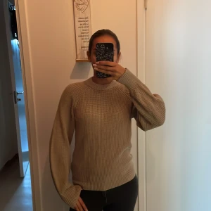 brun stickad tröja - brun stickad tröja. använt ksk 2-3 ggr men den är i nytt skick. 