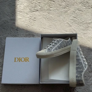 Dior sneakers  - Heej! Säljer nu dessa dröm! Skor som jag har använt till speciella tillfällen, som ni kan se är skorna i ett fruktansvärt bra skick, och allt med följer så som box och påse! Skorna är i storlek 39. Tveka inte att höra av er vid minsta lilla fundering 