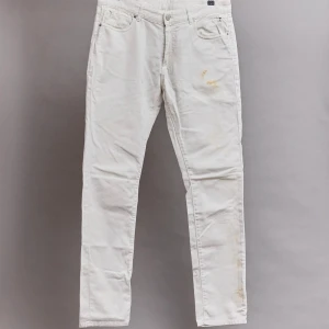 1017 ALYX 9SM Dirt Effect jeans - Snygga vita Alyx jeans med rost design med klassisk Alyx lighter tag på läder patchen och unik ringdetalj vid fickorna. Slim passform, Storlek 32. Bilder på tags kan skickas i dm.