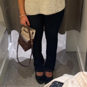 intressekoll på svarta ltb jeans - färgen heter nattblå men är som syns på bild nästan identisk i färg till svart🥰26x30 men storlekarna är flexibla och stretchiga💗nypris: 900kr