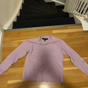 Ljusrosa stickad tröja från Vero Moda - Mysig ljusrosa stickad tröja från Vero Moda i storlek XS. Tröjan har rund halsringning, ribbade muddar och lång ärm. Perfekt för lager-på-lager och passar till både jeans och kjol.