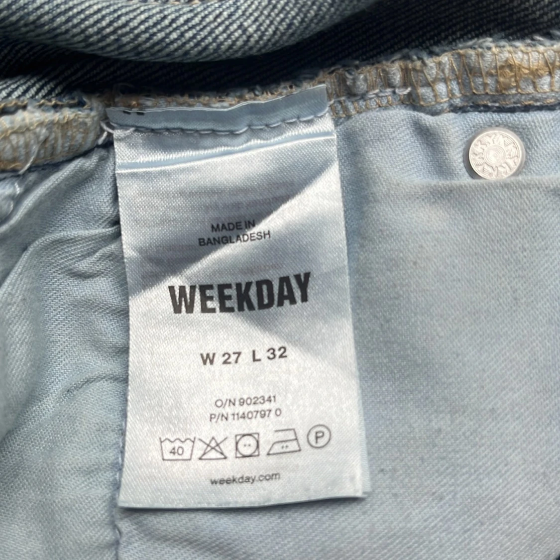 Blå Weekday jeans med slitna detaljer - 93