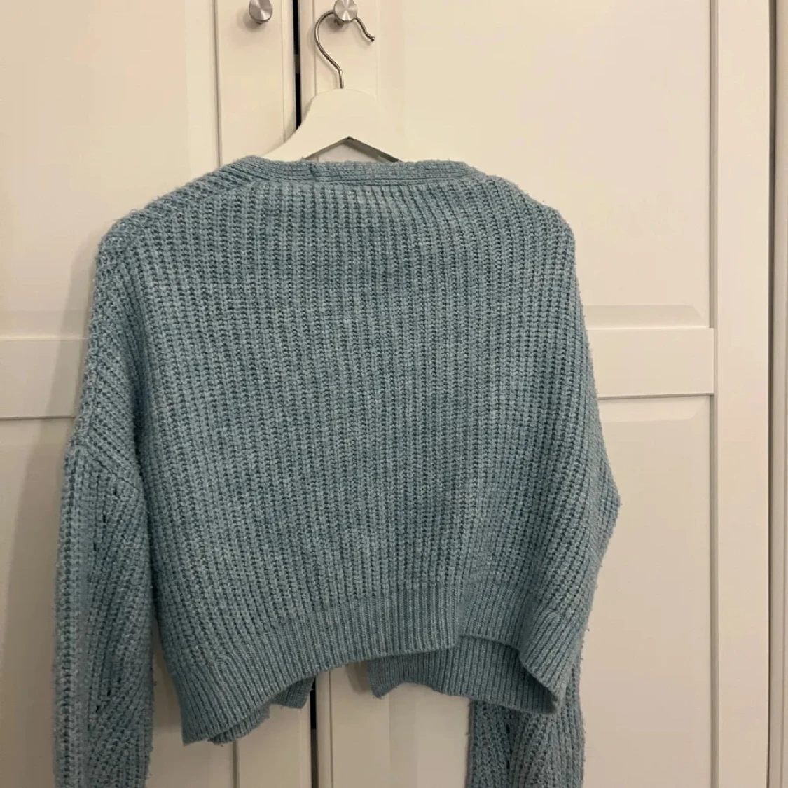 Ljusblå stickad kofta från NA-KD - 2