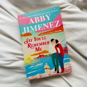 Say You'll Remember Me - En färgstark och modern bok med romantiskt tema, perfekt för dig som gillar kärlekshistorier. 