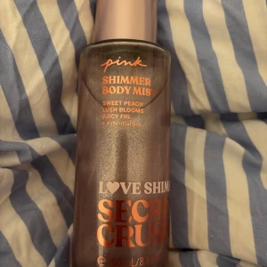 PINK Shimmer Body Mist Secret Crush - Glittrig body mist från PINK i doften Secret Crush. Doftnoter av söt persika, blommor och fikon. Ger huden en skimrande finish och innehåller eteriska oljor. Endast testad!🧡🍑🪴