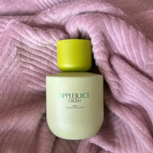 Zara Applejuice Crush parfym - Fräsch parfym från Zara Crush Collection med namnet Applejuice Crush. Flaskan är ljusgrön med en rundad form och har ett limegrönt lock. Perfekt för dig som gillar fruktiga och lätta dofter. Snygg och modern design som sticker ut i badrumshyllan.
