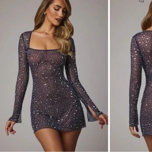 Glittrig mini klänning Oh polly  - Marinblå kort klänning i mesh med glittriga silvriga detaljer. Den har långärmade ärmar, fyrkantig urringning och figurnära passform. 