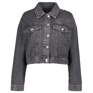 Grå croppad jeansjacka med pärlor - Snygg grå croppad jeansjacka från newyorker med strass över hela jackan. Klassisk krage, långa ärmar och knappar framtill samt på bröstfickorna. Perfekt för dig som vill sticka ut med en cool och trendig look.