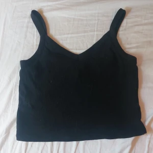 Svart linne - PIECES - Super sött linne från Pieces/Vero Moda! Storlek M!