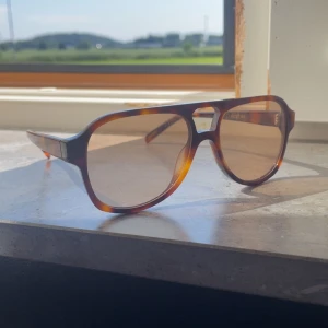 Carolin eyewear  - Helt nya utan box då jag slarvade bort det. Orginal pris:1299kr.                                                   Kolla på deras hemsida för se deras priser 