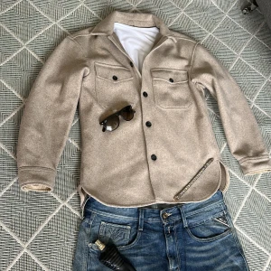 Overshirt Beige  - Riktigt fet och perfekt för att fylla ut outfits, skriv vid fundering🙌