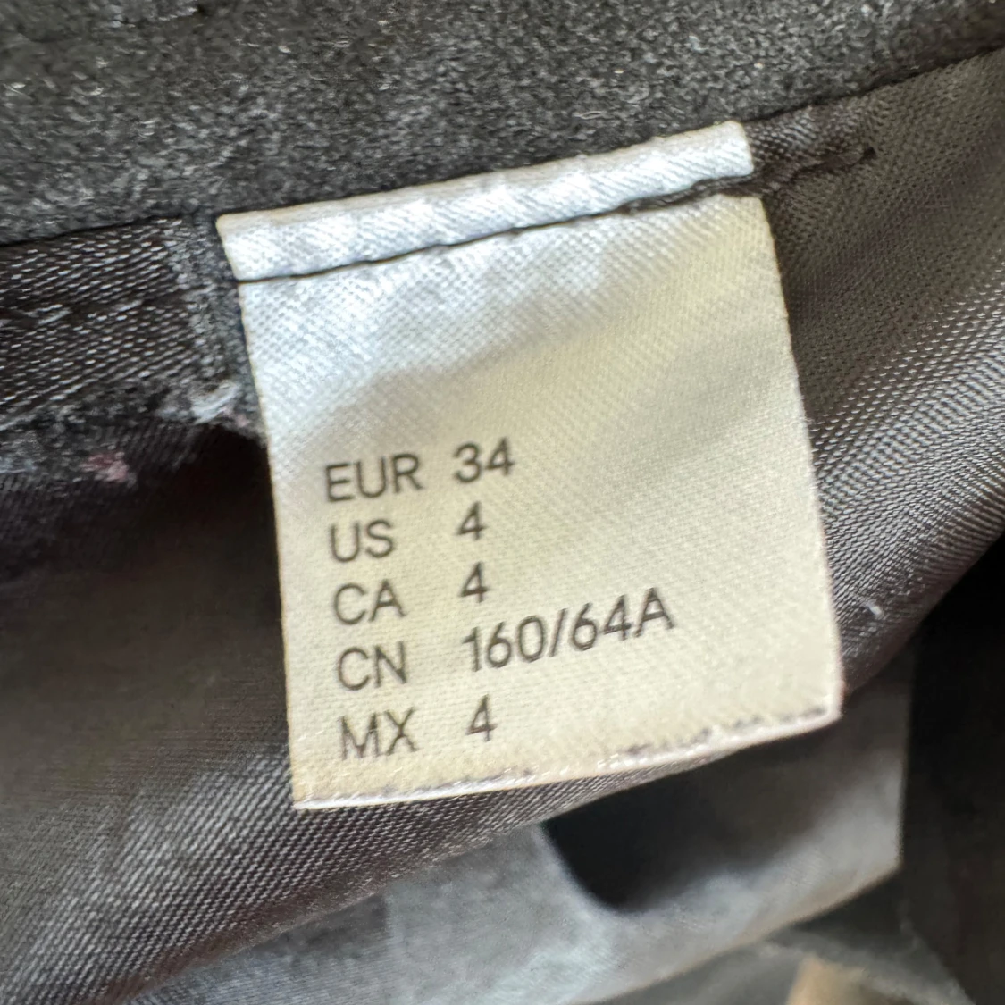 Svart kortkjol med dragkedja - 4