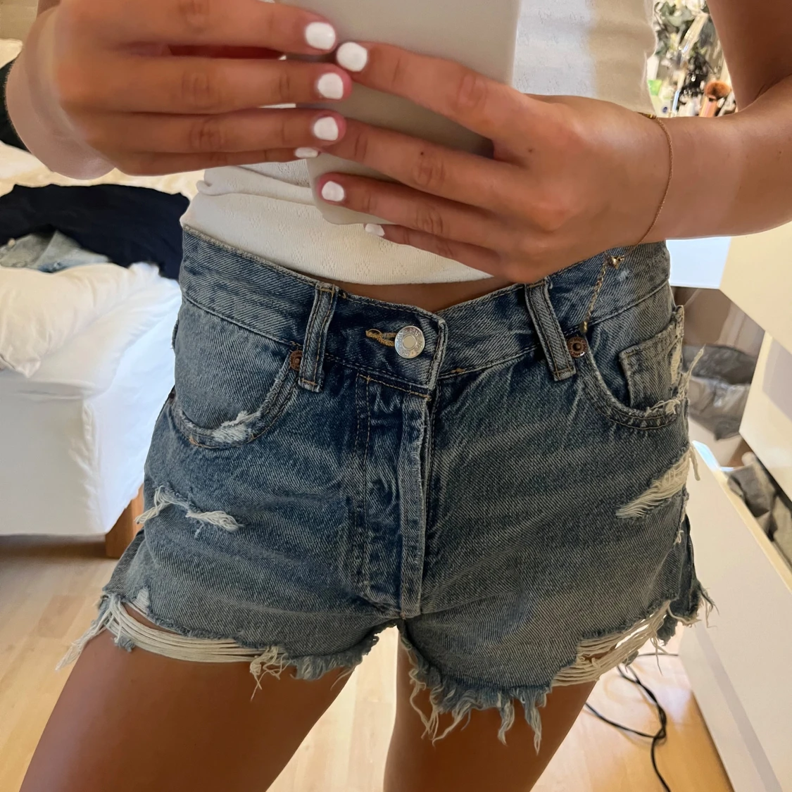 Blå slitna jeansshorts med fransar