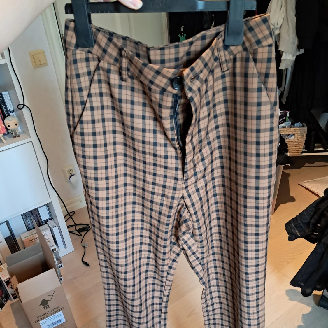 Coola rutiga bootcut byxor från H&M  - 2