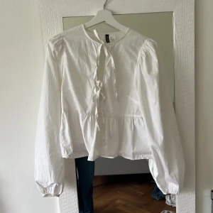 Knytblus - Superfin blus från H&M💕 Knyts där fram till och har volang med till, kommer tyvärr inte till användning och är lite för liten för mig :(