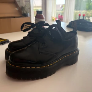 Dr. Martens Holly Plattformsskor  - Säljer dessa nästan oanvända Dr. Martens plattformsskor i modellen Holly då de tyvärr inte passar mig och går ej att returnera längre. Denna modell säljs inte längre i Sverige så de är definitivt unika och perfekta skor till vardags och fest. De har används i liten utsträckning, men har inga tydliga tecken på slitage eller brister. Inuti har jag satt in Dr. Martens egna hälskydd så de är enklare att gå in i och inte framkallar skavsår. Känn er fria att fråga vad ni vill, upphämtning i Stockholm💕