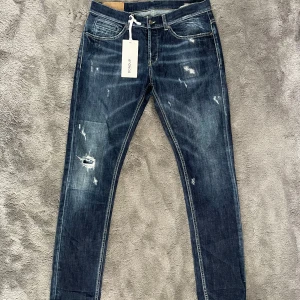 Dondup jeans - Tja! Säljer nu dessa feta dondups jeansen! Jeansen är i fint skick med orginal slitningar och en fin tvätt på jeansen! Nypris på jeansen är cirka 4000kr, Vid bilder eller frågor skriv privat!