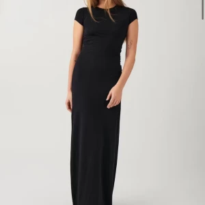 Ginatricot klänning - Säljer denna klänningen från Ginatricot då den inte kommer till användning längre. Bra skick och priset kan såklart diskuteras! 🖤