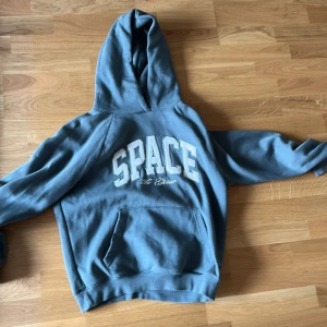Grön/turkos hoodie för kalla dagar - Säljer en grön hoodie då jag inte använt den så mycket sen jag köpte den. Den är som ny och har bara användits ett par få gånger. 