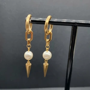 Handgjorda örhängen  - Rostfritt stål och pärlor. Längd-6cm