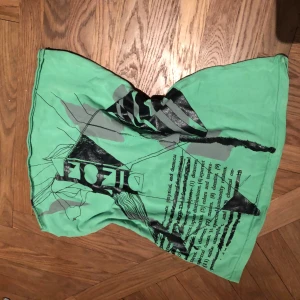 Grön DIESEL t-shirt med tryck - Cool grön t-shirt från DIESEL med svart och grått grafiskt tryck och text framtill. T-shirten/BANDEAU har klassisk passform och är tillverkad i mjuk bomull. 🩷🩷🩷 Väldogt bra skick