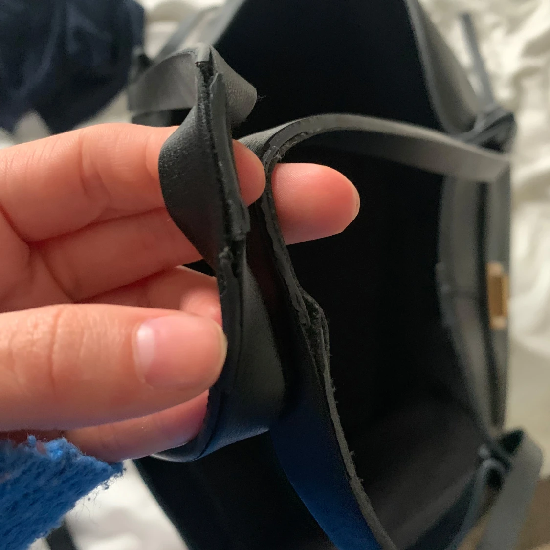 Svart shoppingväska i skinn med gulddetalj - 1