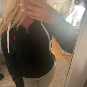 Polo Ralph Lauren zip up - Svart zip up från Ralph Lauren i storlek M. Passar både kvinnor och män! Nypris 2200kr. Köpte den i ”mans” storlek. Så det är en modell för män, men passar båda:)