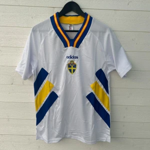 Sverige Fotbollströja - Säljer en Sverige fotbollströja i storlek M som är helt ny med prislapp