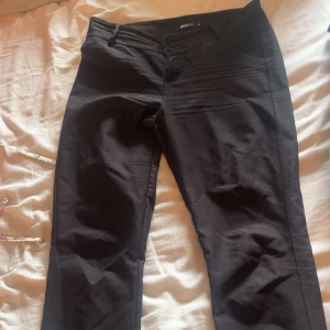 Svarta kostymbyxor - Svarta kostymbyxor från gina men dom har ett hål där bak vet inte om det går att sys igen eller något🩷 hålet är synligt när man har på sig dom